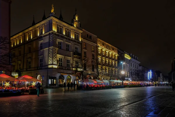Bâtiments anciens dans le quartier historique de Cracovie la nuit — Photo