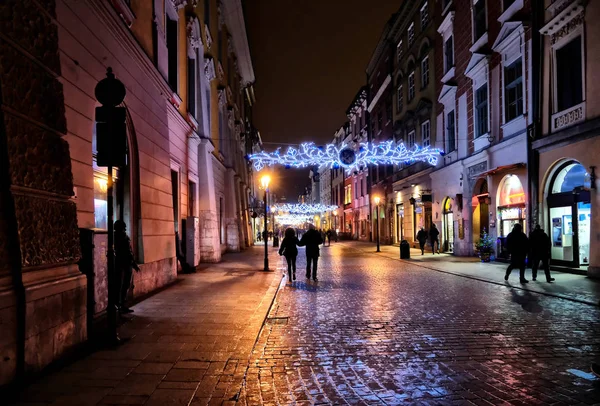 Stare budynki w zabytkowej dzielnicy Krakowa nocą — Zdjęcie stockowe