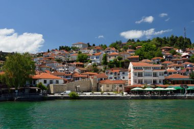 Makedonya 'nın Ochrid kenti: Ochrid kentinin eski bir kısmının Ochrid gölündeki bir tekne rıhtımında turnike yürüyüşü ve birleşme
