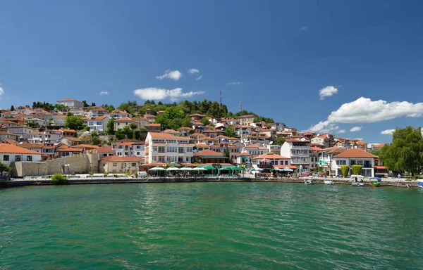 Ochrid, Macedônia: passeio a pé e desfrutando da vista da parte antiga da cidade de Ochrid em uma doca de barco em um lago Ochrid — Fotografia de Stock