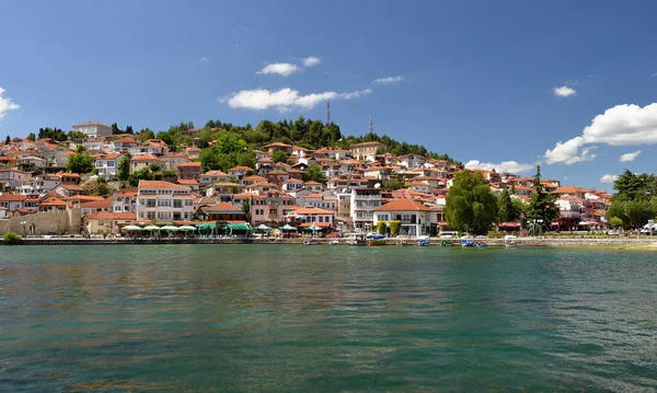 Ochrid, Macedônia: passeio a pé e desfrutando da vista da parte antiga da cidade de Ochrid em uma doca de barco em um lago Ochrid — Fotografia de Stock