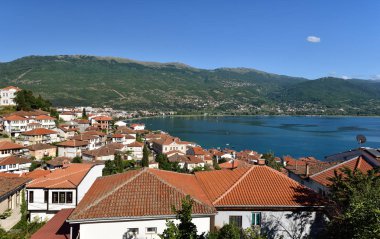 Ochrid şehrinden Ochrid Gölü kıyısında görüldü. Ohri ve Ohri Gölü Unesco 'nun doğal ve kültürel mirasları. Tipik Makedon mimarisi. Amfitiyatro ve eski kasaba.