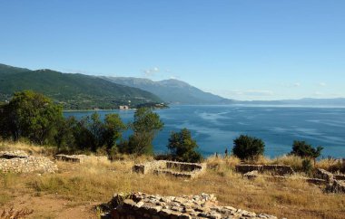 Ochrid şehrinden Ochrid Gölü kıyısında görüldü. Ohri ve Ohri Gölü Unesco 'nun doğal ve kültürel mirasları. Tipik Makedon mimarisi. Amfitiyatro ve eski kasaba.