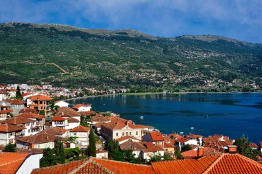 Ochrid şehrinden Ochrid Gölü kıyısında görüldü. Ohri ve Ohri Gölü Unesco 'nun doğal ve kültürel mirasları. Tipik Makedon mimarisi. Amfitiyatro ve eski kasaba.