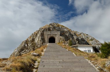 Lovcen Dağı, Karadağ: Njegos mozolesindeki tünele girin. Karadağ 'ın güneybatısındaki Lovcen dağı ve milli parkı.