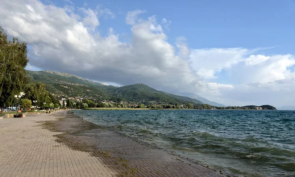 Lac d'Ohrid, ville d'Ochrid, République de Macédoine du Nord, Balkans — Photo