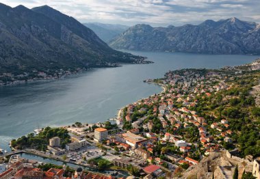 Kotor ve Kotor Körfezi manzarası