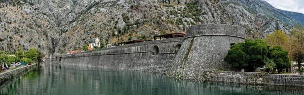 Architecture des fortifications d'entrée latérale de la vieille ville de Kotor, Monténégro — Photo
