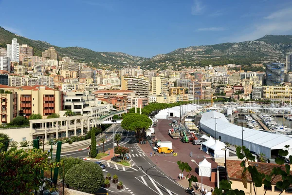 Yates en la bahía cerca de casas y hoteles, Fontvielle, Monte Carlo, Mónaco, Costa Azul, Costa Azul. — Foto de Stock