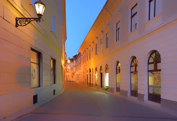 Eger, Hungria. Centro histórico da cidade: vista do pôr do sol . — Fotografia de Stock