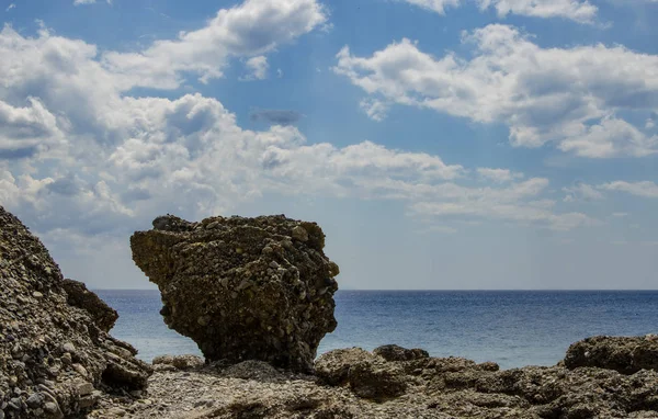 Yunanistan 'ın Girit kıyısındaki aşınmış kayalar