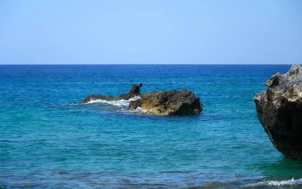 Roca erosionada cerca de la costa en Creta, Grecia — Foto de Stock