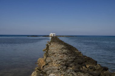 Agios Nikolaos Chapel, Georgioupoli, Girit, Yunanistan beyaz şapel küçük kayalık bir adaya inşa edilmiştir ve denizcilerin koruyucuları Aziz Nicholas 'a adanmıştır. En ünlü düğün şapeli hava fotoğrafları.