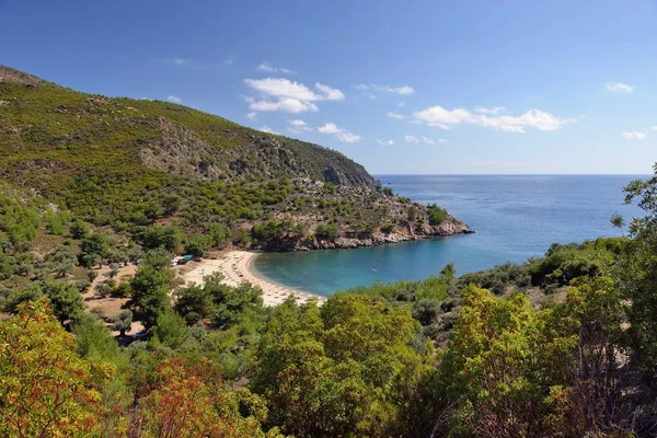 Grecia, isla de Tassos. Mar, montañas, hermoso día soleado — Foto de Stock