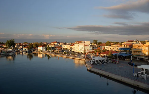 Keramoti, Grecja port z łodzi, widokiem na promenadę, tawern, kawiarni i restauracji — Zdjęcie stockowe