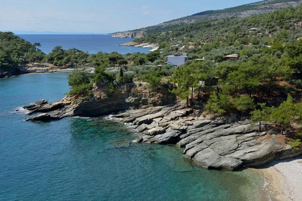 Grecia, isla de Tassos. Mar, montañas, hermoso día soleado — Foto de Stock