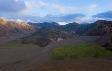 Eylül 2019 'da İzlanda' da. Büyük Vadi Parkı Landmannalaugar. Etrafı rhyolite dağları ve erimemiş karlarla çevrili. Vadide büyük bir kamp inşa edildi. Dünya turları konsepti. Hava aracı görüntüsü.