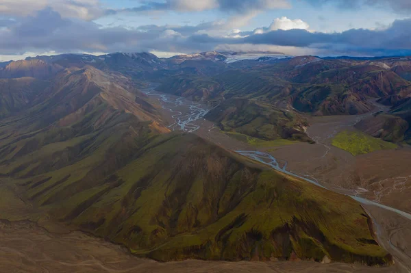 2019年9月，冰岛。 大谷地公园，周围环绕着多座流纹岩和未融化的雪。 山谷里建了一个大营. 世界旅游的概念。 无人驾驶飞机射击. — 图库照片