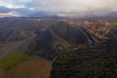 Eylül 2019 'da İzlanda' da. Büyük Vadi Parkı Landmannalaugar. Etrafı rhyolite dağları ve erimemiş karlarla çevrili. Vadide büyük bir kamp inşa edildi. Dünya turları konsepti. Hava aracı görüntüsü.