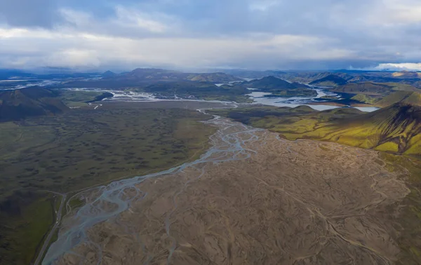 Eylül 2019 'da İzlanda' da. Büyük Vadi Parkı Landmannalaugar. Etrafı rhyolite dağları ve erimemiş karlarla çevrili. Vadide büyük bir kamp inşa edildi. Dünya turları konsepti. Hava aracı görüntüsü.