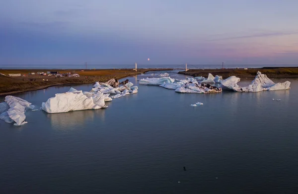 Modré ledovce plovoucí v laguně jokulsarlon na Islandu v září2019. Výstřel ze vzdušného letounu. — Stock fotografie