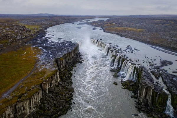 Wodospad Selfoss na Islandii. Piękny krajobraz i kaskada Selfoss przyciąga turystów do odwiedzenia północno-wschodniej Islandii. Znajduje się w pobliżu wodospadu Dettifoss. Zdjęcia drona lotniczego we wrześniu 2019 r. — Zdjęcie stockowe