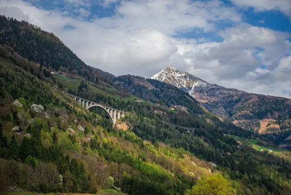 A ponte ferroviária do castelo em Obervellach, na Alta Caríntia, Áustria, em abril . — Fotografia de Stock