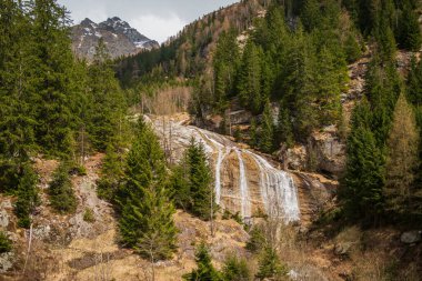 İç parçalar halinde Molltaler şelalesi. Avusturya, Carinthia, Nisan 2016. Şelale, Molltaler buzuluna tren yakınlarında yer almaktadır.