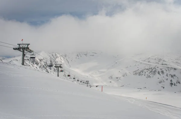 来自摩尔塔尔冰川的春天阿尔卑斯山景观 多雾天气下的滑雪坡道及椅子升降 — 图库照片