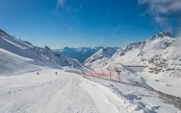 Molltal buzulundan bahar Alp manzarası. Sisli nisan gününde kayakçıyla kayak pisti. — Stok fotoğraf