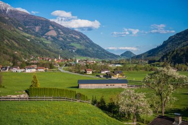 Avusturya 'nın Upper Carinthia kentindeki Obervellach' ta Nisan ayında panoramik üst manzara.