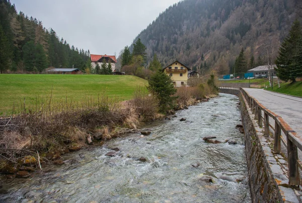 Fazendas Com Cerca Montanhas Fundo Abril Mallnitz High Tauern Alpes — Fotografia de Stock
