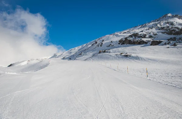 Molltal buzulundan bahar Alp manzarası. Sisli nisan gününde kayakçıyla kayak pisti. — Stok fotoğraf