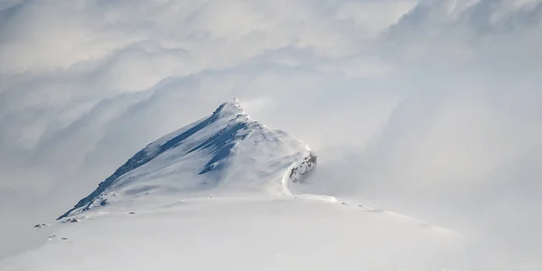 Paysage alpin printanier du glacier Molltal. Rochers, nuages et soleil sur les pistes de ski. Autriche, Carinthie, avril 2016 — Photo