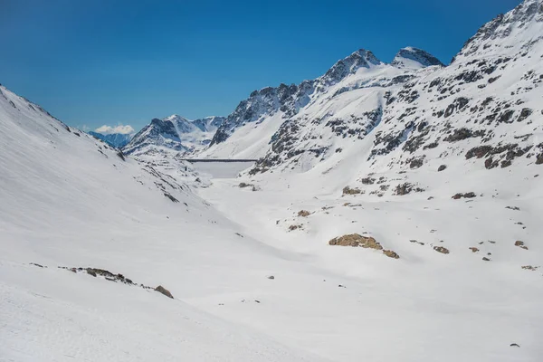Frühlingshafte Almlandschaft vom Molltaler Gletscher. Skipiste mit Skifahrer an nebligem Apriltag. — Stockfoto