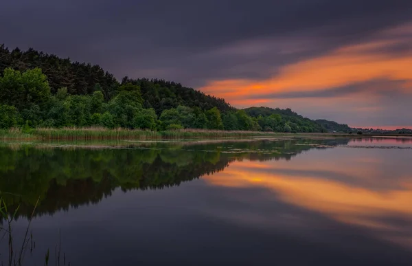 Fantastique magnifique coucher de soleil vue en soirée sur le lac à Stradch, quartier de Lviv. juin 2020. Plan d'exposition longue. — Photo