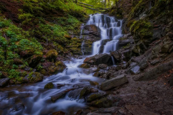 Baharda Carpathian şelalesi Shypot veya Shypit 2020 yılı olabilir. Güzel doğa manzarası. Popüler turist eğlencesi. Uzun pozlu çekim — Stok fotoğraf