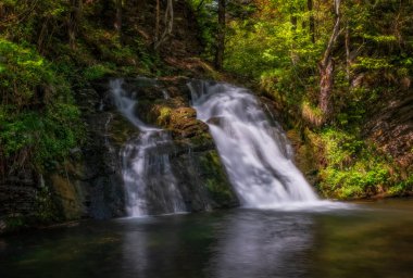 Karpatlar nehri üzerinde harika bir şelale. Gurkalo ya da Hurkalo Şelalesi, Karpat Dağları, Ukrayna Skole Beskydy Milli Parkı. Haziran 2020. Uzun pozlu çekim.