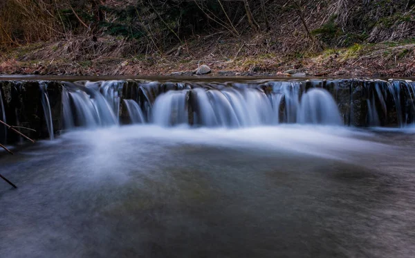 Umbral de agua en el río Zalotomyatyi en las montañas de carpatian y bosque verde. Parque nacional Skolivski Beskidy. Abril 2020. Disparo de larga exposición . — Foto de Stock