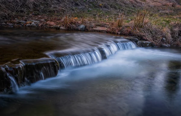Umbral de agua en el río Zalotomyatyi en las montañas de carpatian y bosque verde. Parque nacional Skolivski Beskidy. Abril 2020. Disparo de larga exposición . — Foto de Stock