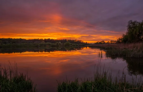 Long exposure fantastic sunset view on Bartatov Bartativ, Morozy village region Lviv. Lake and forest. Lviv district, Ukraine. May 2020 — Stock Photo, Image