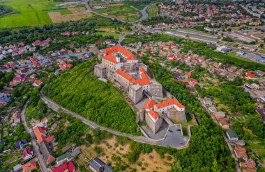 Mukachevo şehrindeki Palanok Kalesi 'ne güzel bir panoramik hava manzarası. Haziran 2020