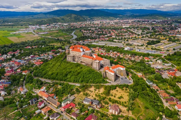 Mukachevo şehrindeki Palanok Kalesi 'ne güzel bir panoramik hava manzarası. Haziran 2020