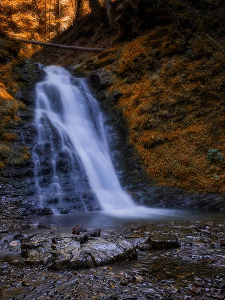 Sopit o Sopot cascada se encuentra en los Cárpatos de Ucrania en el día de otoño de belleza. Disparo de larga exposición. — Foto de Stock
