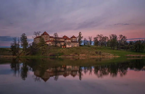 Antigo castelo de Svirzh ao pôr do sol em abril 2020. Vila de Svirzh, região de Lviv. — Fotografia de Stock
