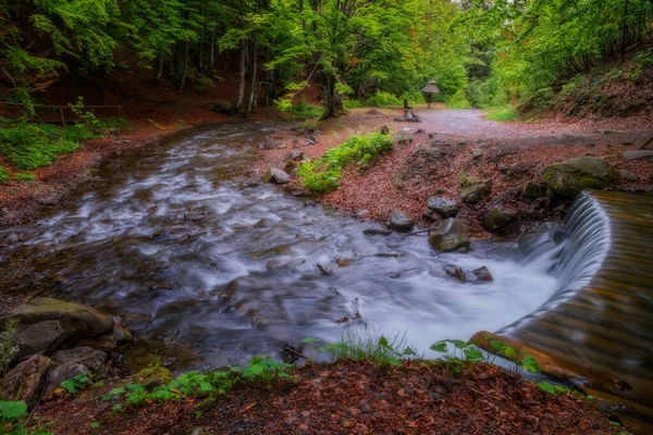 Bela vista sobre o rio que vem da cachoeira Shypit na Ucrânia. Maio 2020, imagem de exposição longa — Fotografia de Stock