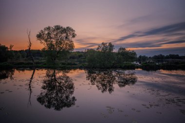 Morozy köyü bölgesi Lviv 'den Bartatov Bartativ' in uzun gün batımı manzarası. Göl ve orman. Lviv bölgesi, Ukrayna. Mayıs 2020