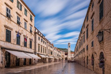 Dubrovnik, Hırvatistan. Stradum bölgesinde Dubrovnik eski şehir sokak manzarası (ortaçağ Ragusa). Uzun pozlama fotoğrafı, Eylül 2020