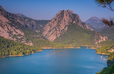 Yeşil Kanyon - Türkiye 'nin en önemli yerlerinden biri. Türkiye 'nin doğal güzelliği. Dağlar, yeşil çamlar, turkuaz göl. Ormanlı, ağaçlı dağ manzarası. Çok güzel bir dağ gölü. Taşlar. Temmuz 2020, uzun pozlu çekim