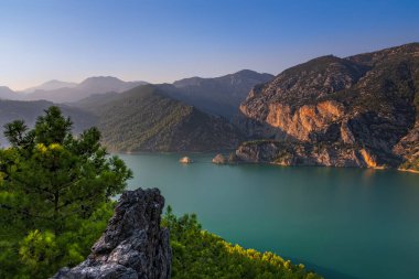 Yeşil Kanyon - Türkiye 'nin en önemli yerlerinden biri. Türkiye 'nin doğal güzelliği. Dağlar, yeşil çamlar, turkuaz göl. Ormanlı, ağaçlı dağ manzarası. Çok güzel bir dağ gölü. Taşlar. Temmuz 2020, uzun pozlu çekim
